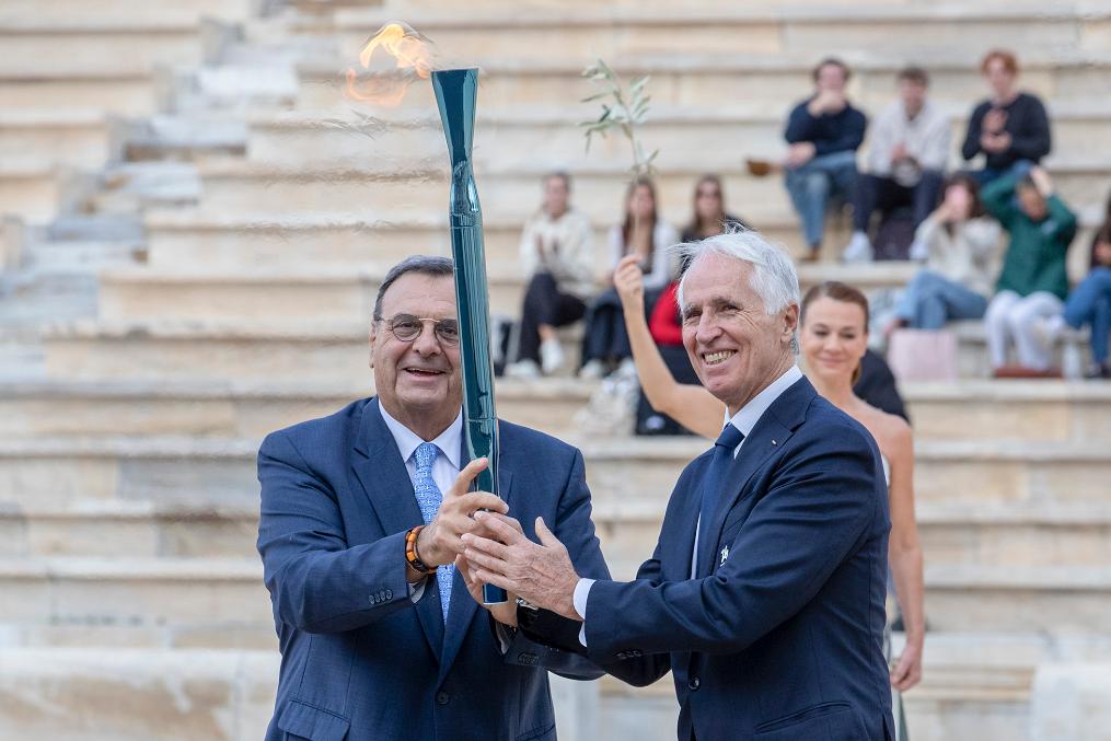 米兰冬奥会圣火交接仪式在雅典举行