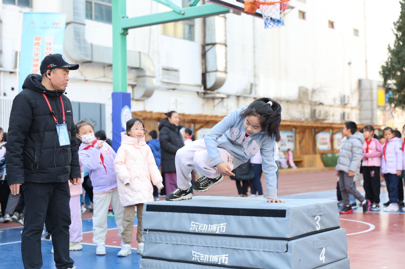 奔跑吧·少年！2025年北京市青少年趣味运动会燃动校园