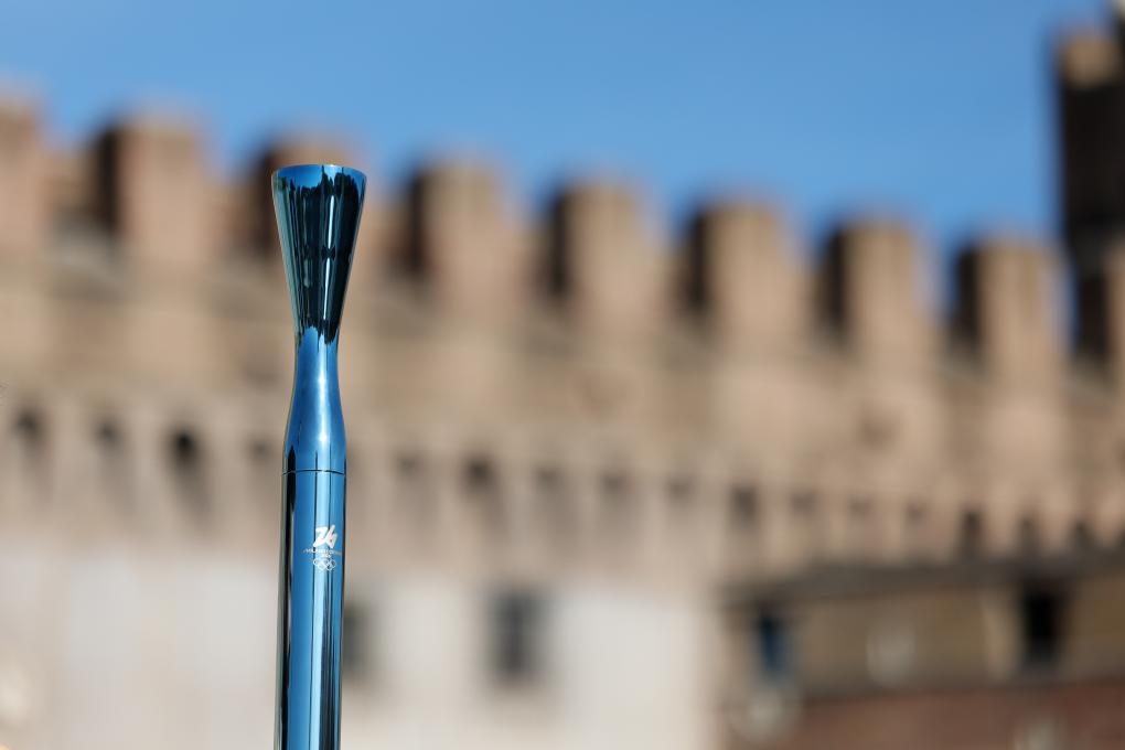 追光丨冬奥脚步临近 圣火映照中国面孔