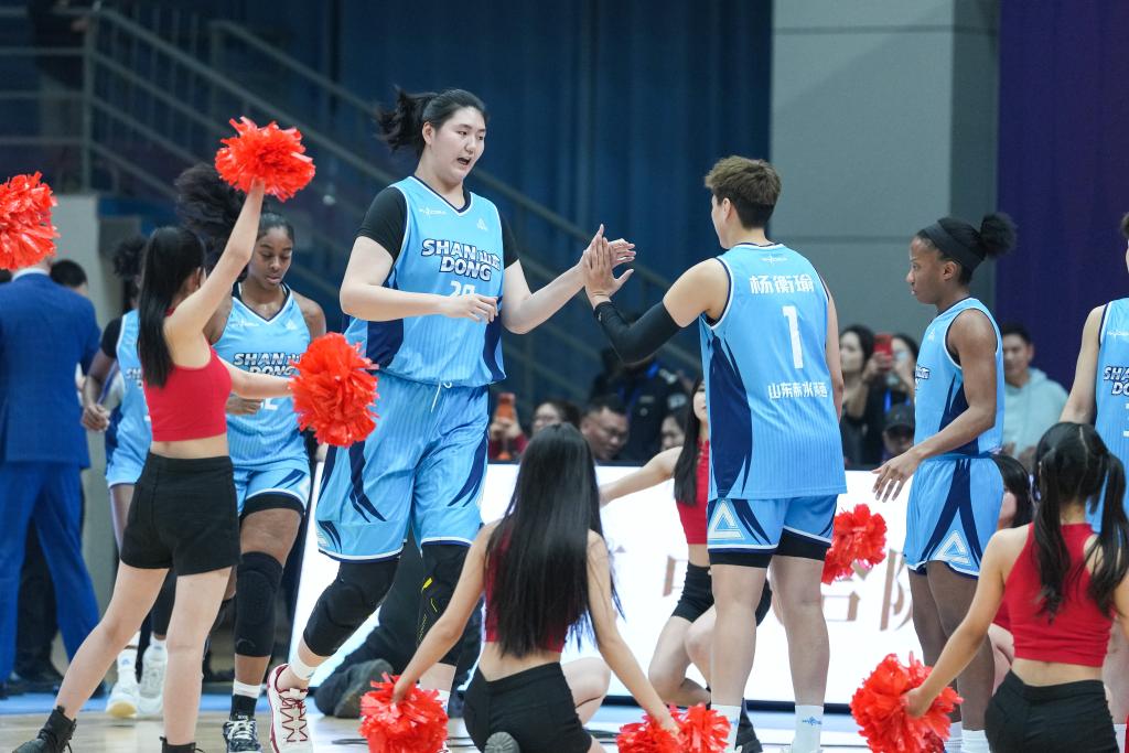 “小巨人”张子宇迎来WCBA首秀