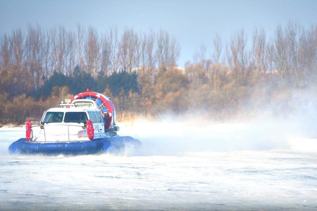 “冰雪赛车”燃动“尔滨”冰雪