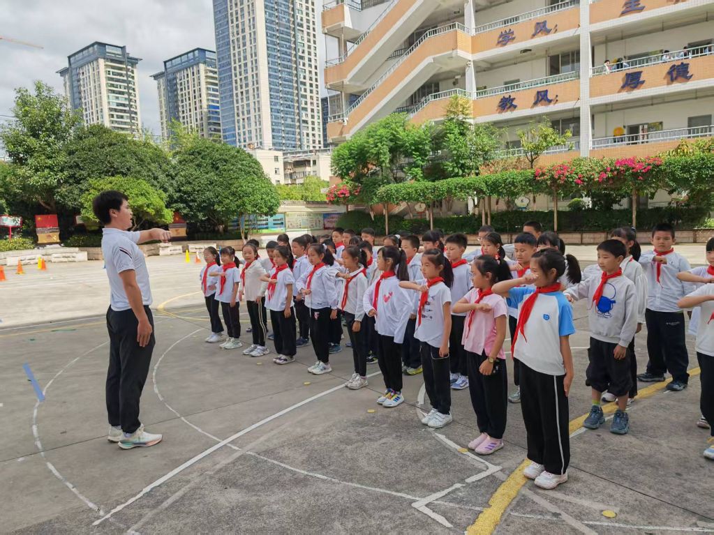 追光丨开学第一课,这所小学把“长征路”搬到操场