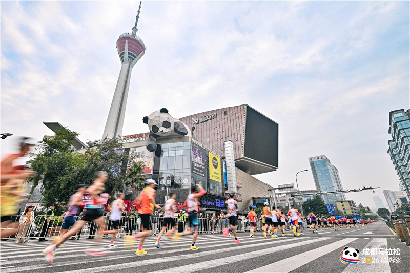 成马3.5 万名跑者穿行人文地标,感受城市温度 成马3.5 万名跑者穿行人文地标,感受城市温度