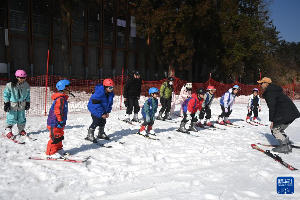 全民健身——浙江：高山雪场游人众