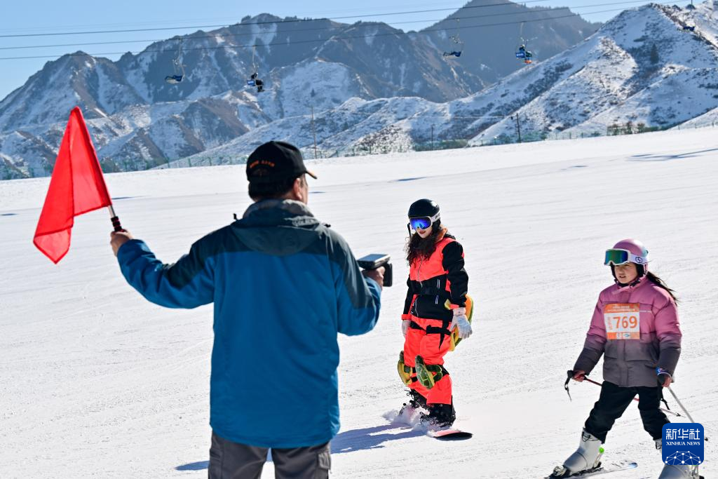 乌鲁木齐中小学生滑雪马拉松开赛