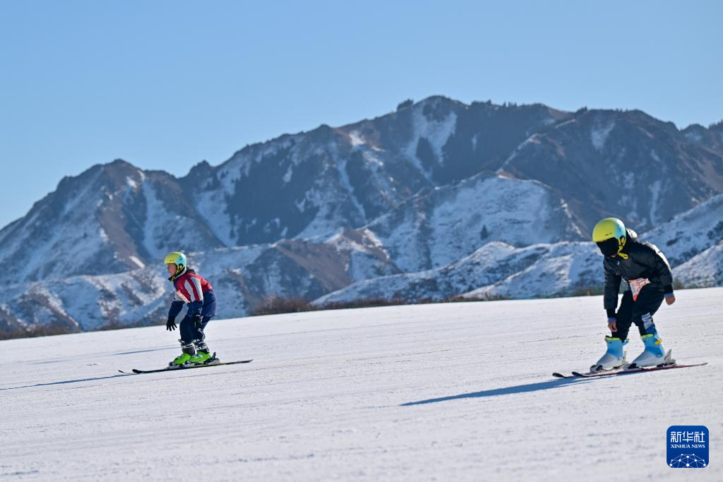 乌鲁木齐中小学生滑雪马拉松开赛