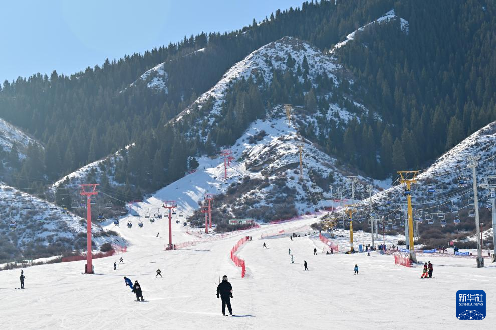 乌鲁木齐中小学生滑雪马拉松开赛