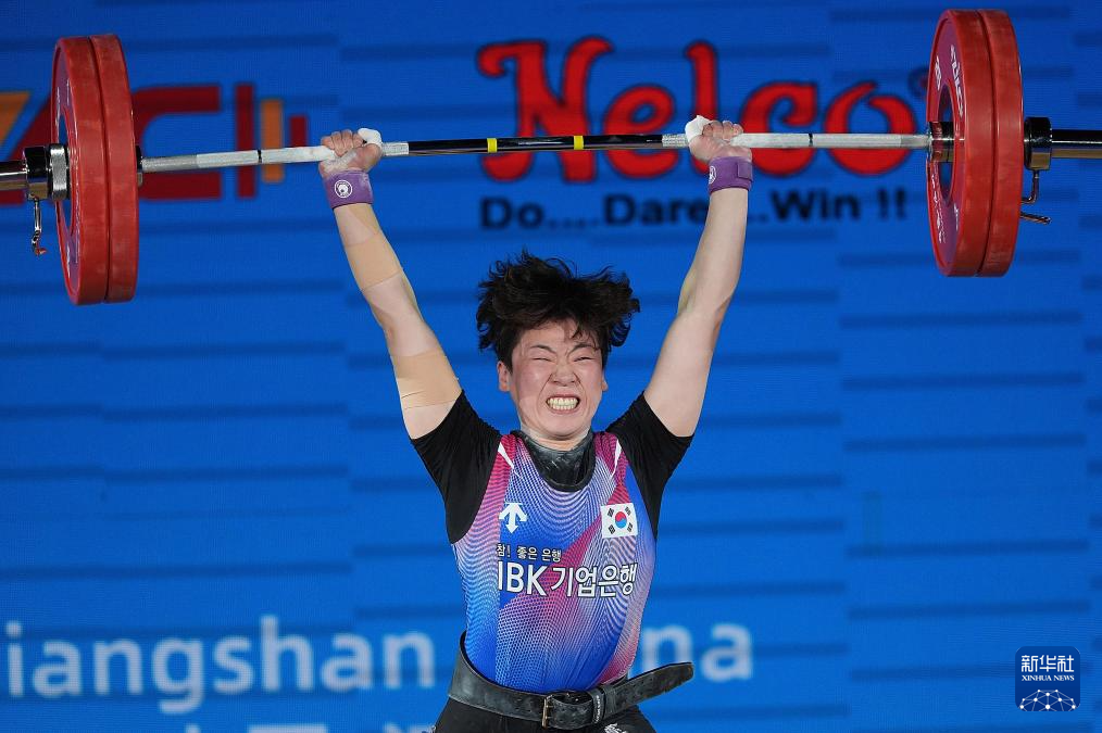 举重亚锦赛：李霜获女子64公斤级抓举、挺举、总成绩三项冠军