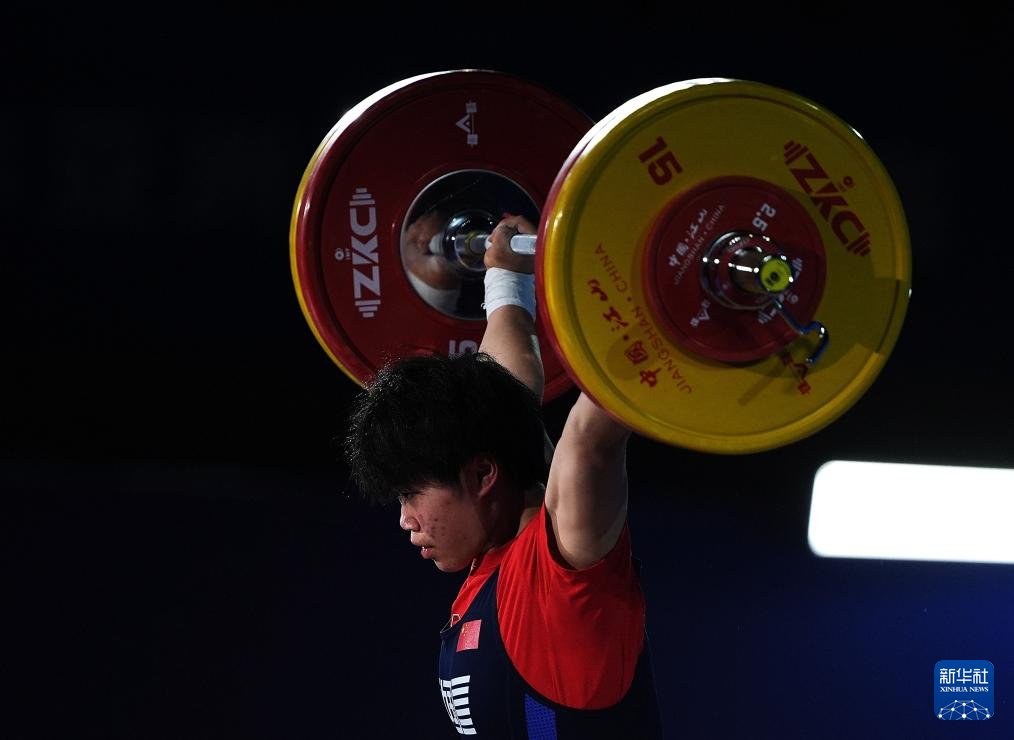 举重亚锦赛：李霜获女子64公斤级抓举、挺举、总成绩三项冠军