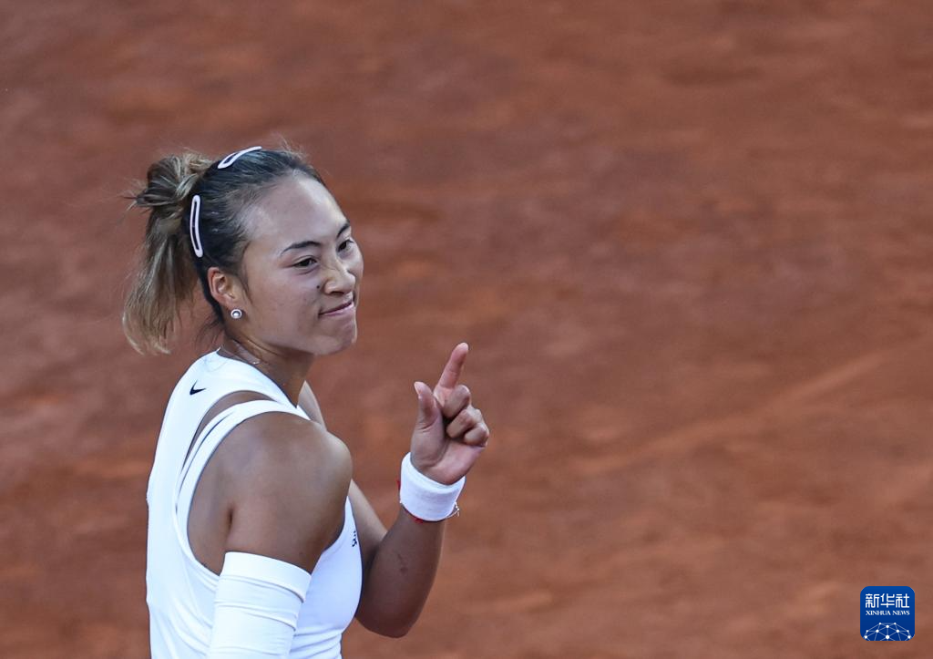 网球——WTA1000罗马站：郑钦文晋级16强