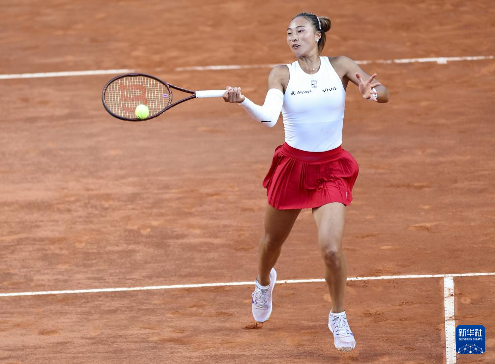 网球——WTA1000罗马站：郑钦文晋级16强