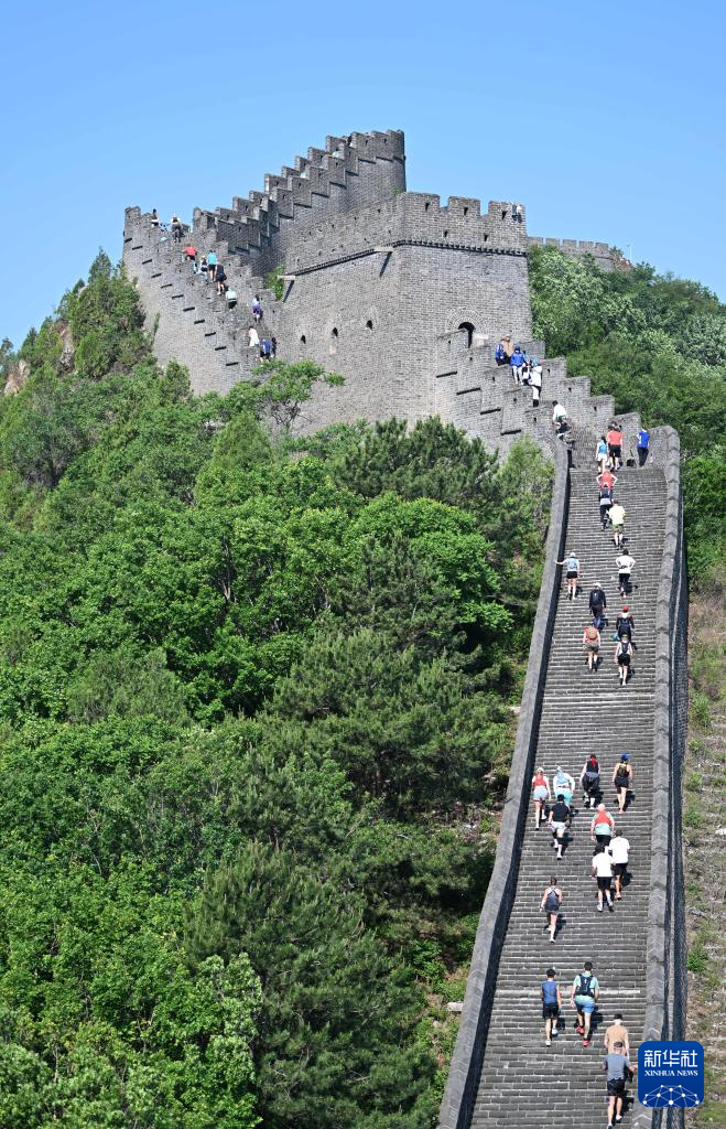 千人共跑长城马拉松
