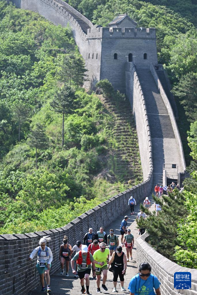 千人共跑长城马拉松