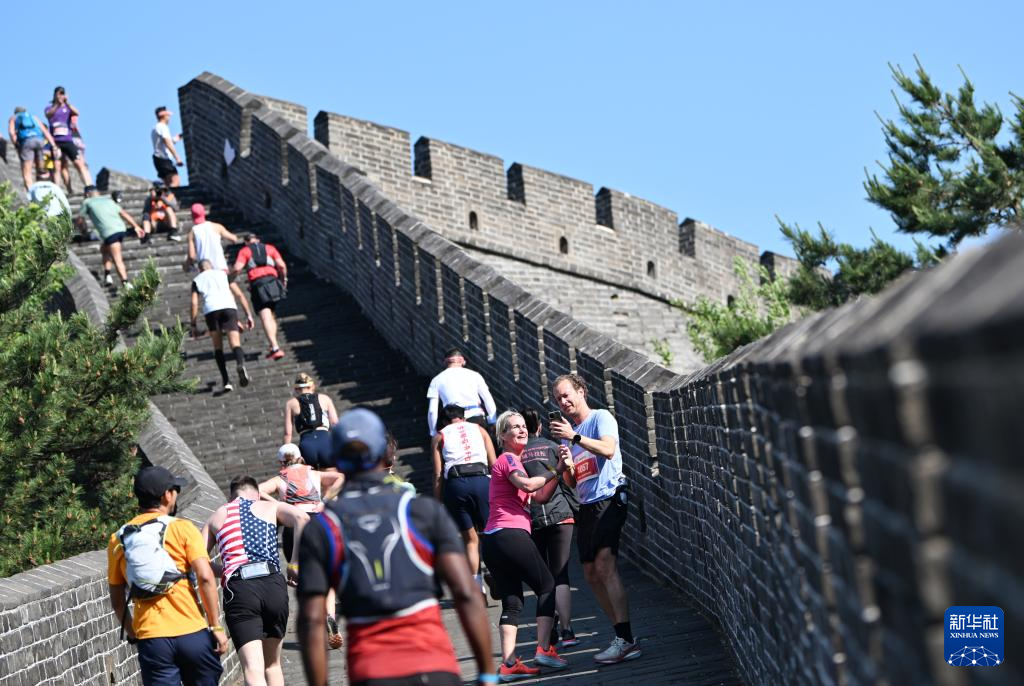 千人共跑长城马拉松