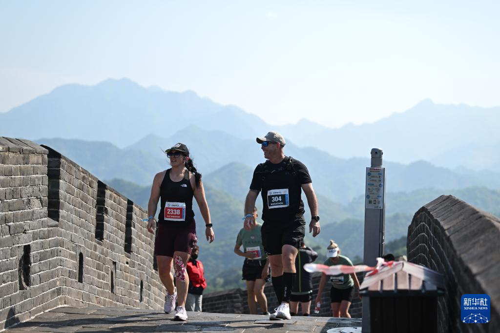 千人共跑长城马拉松