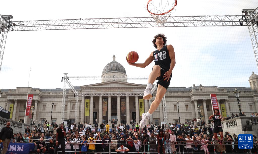伦敦特拉法加广场上演NBA“灌篮秀”
