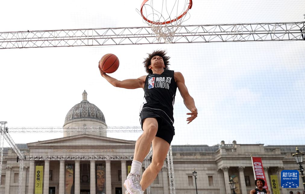 伦敦特拉法加广场上演NBA“灌篮秀”