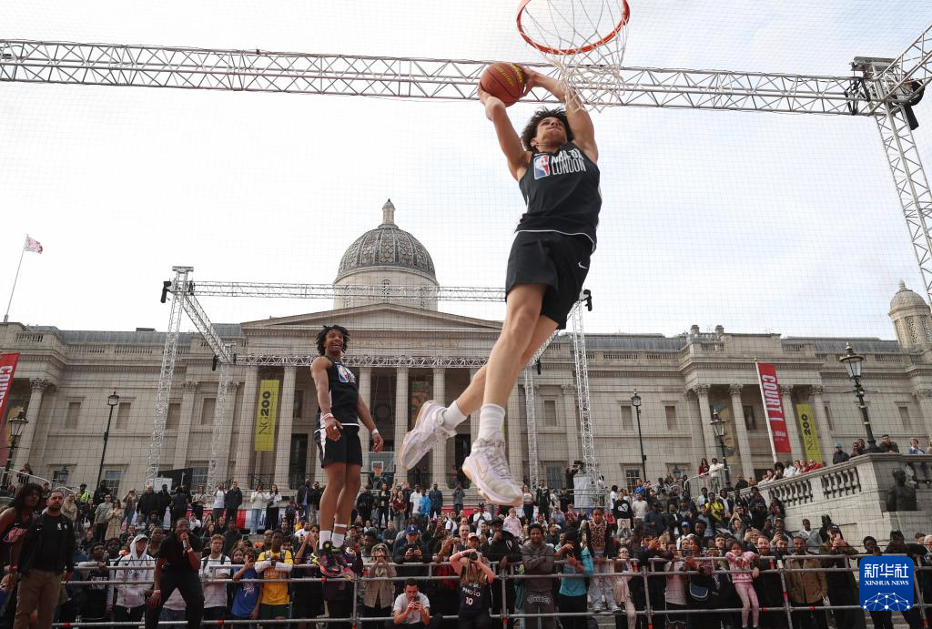 伦敦特拉法加广场上演NBA“灌篮秀”
