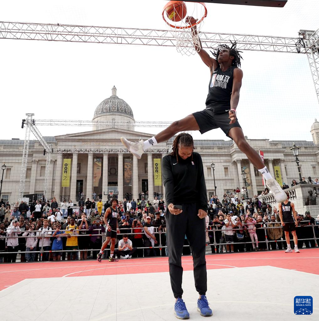 伦敦特拉法加广场上演NBA“灌篮秀”
