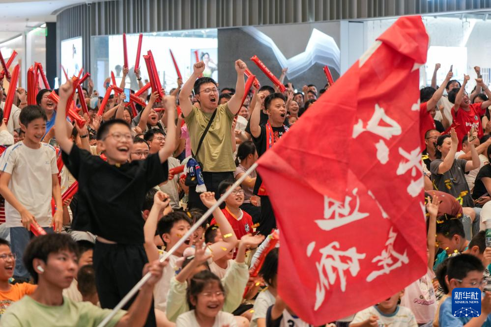 江苏南通：“第二现场”观赛区 城市“全域”看“苏超”
