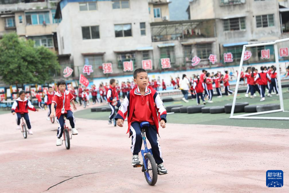 这所城郊小学，遍地“长满”了体育器材——中小学“以体育人”成效观察之一