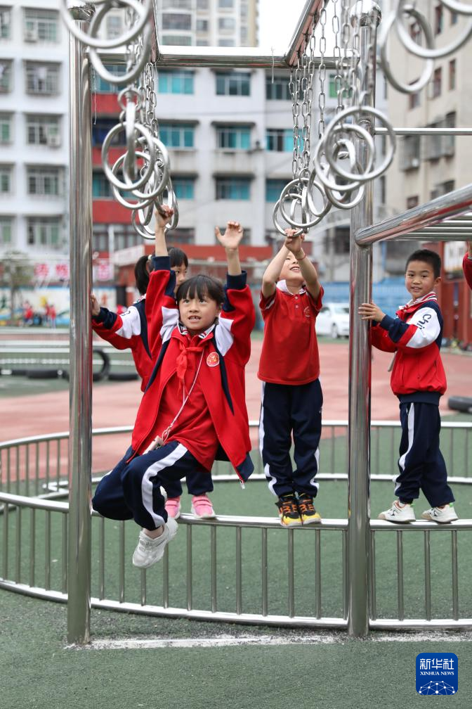 这所城郊小学，遍地“长满”了体育器材——中小学“以体育人”成效观察之一