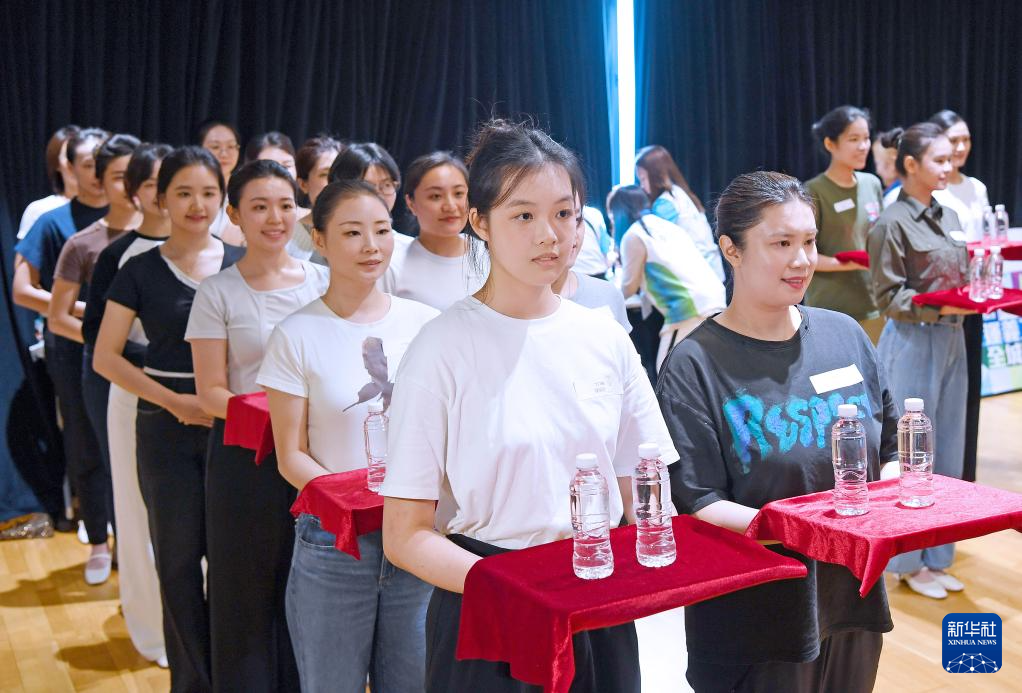 全运会｜全运会香港礼仪小姐义工接受培训