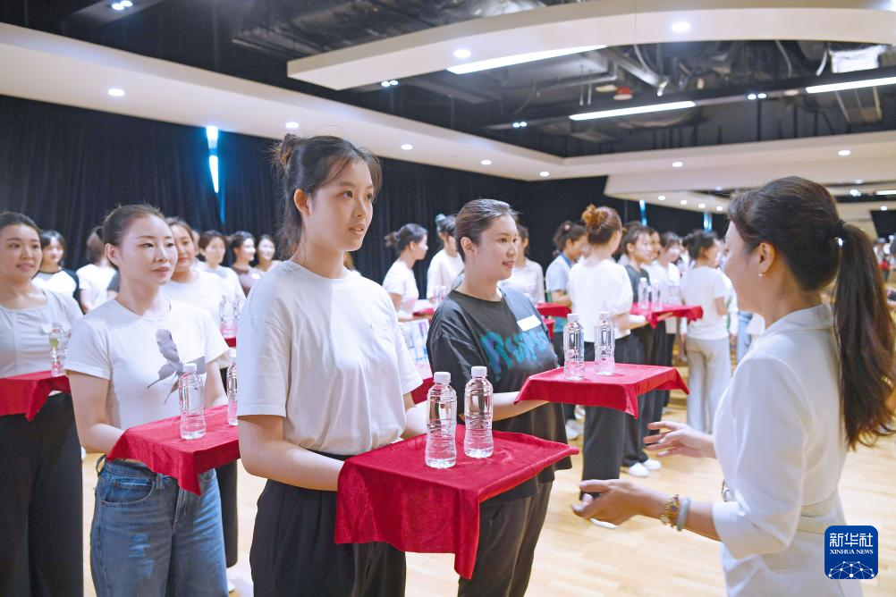 全运会｜全运会香港礼仪小姐义工接受培训