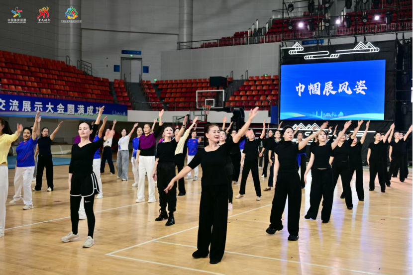 万村女性展风姿｜王玉凤：从讲台到广场，舞出乡村健康新风采