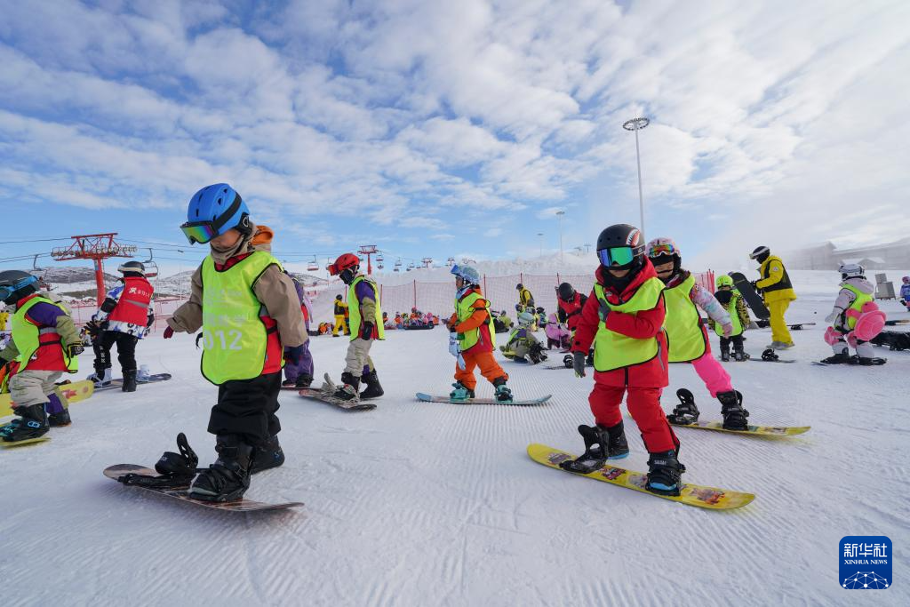 全民健身——滑雪场上过“雪假”