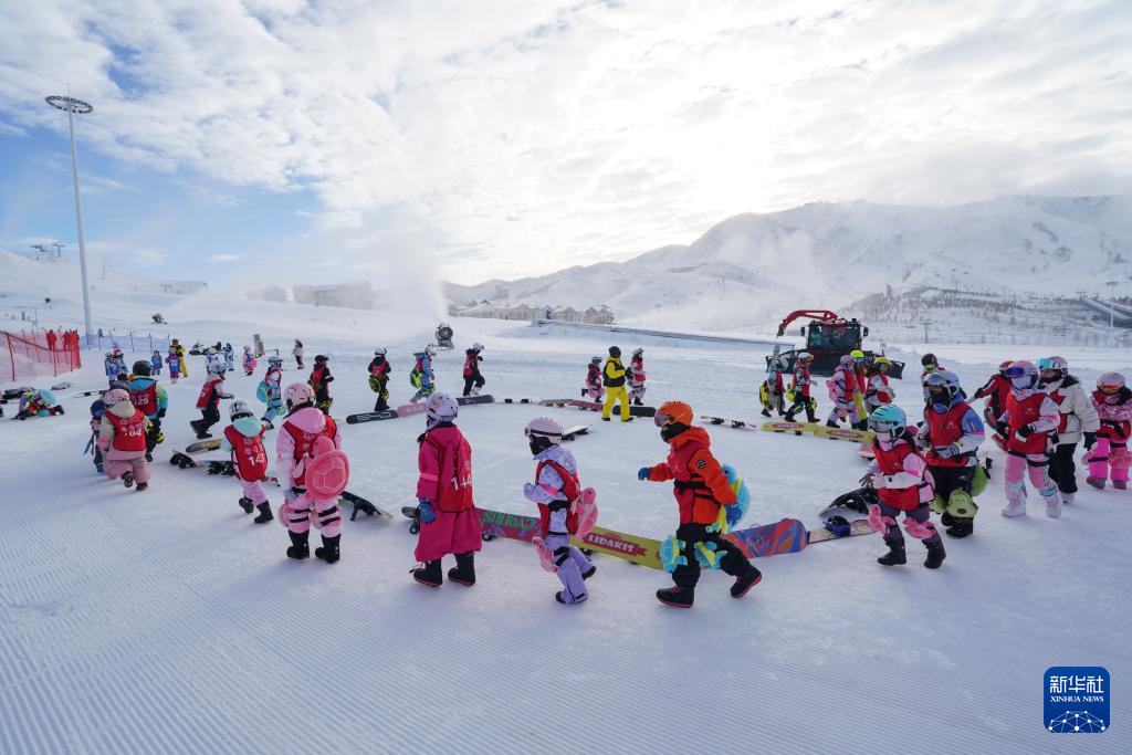 全民健身——滑雪场上过“雪假”