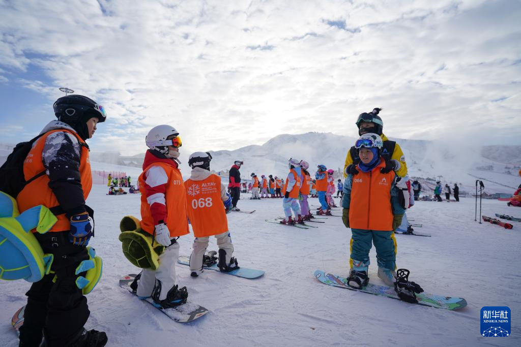 全民健身——滑雪场上过“雪假”