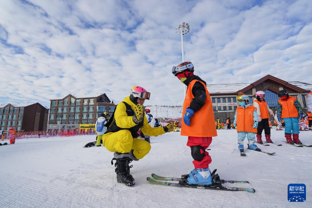 全民健身——滑雪场上过“雪假”