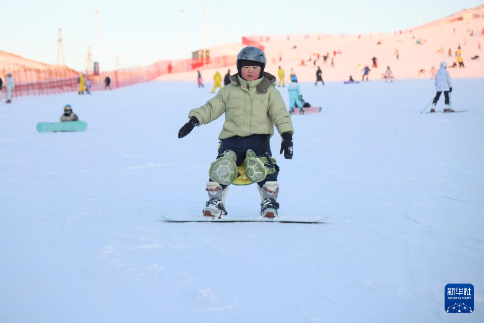 全民健身——滑雪场上过“雪假”