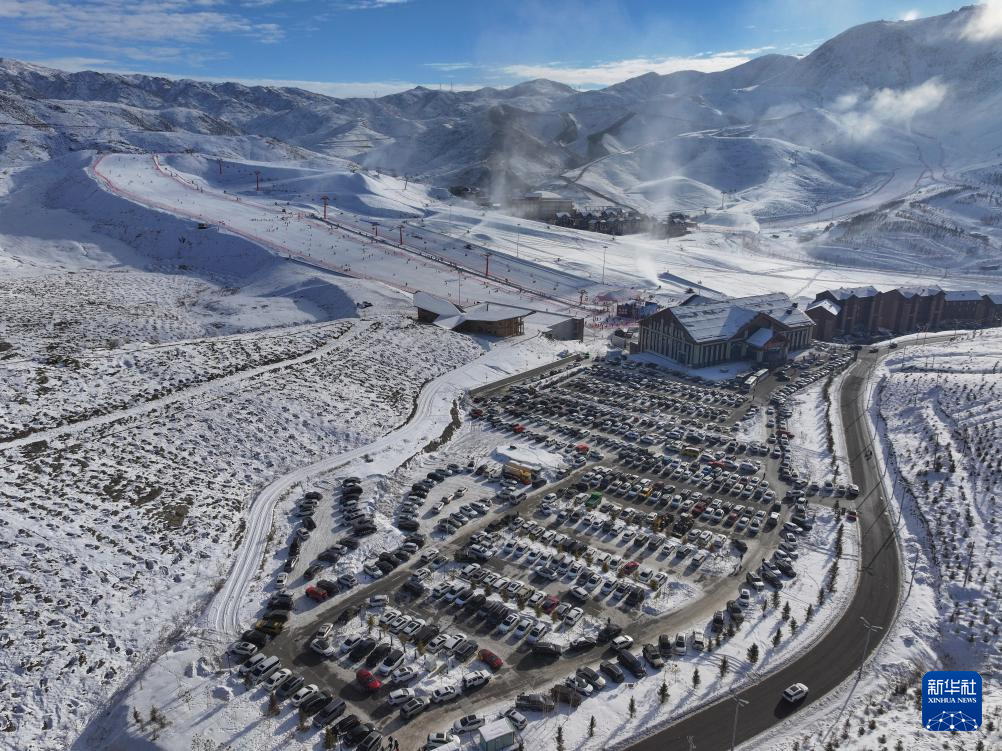 全民健身——滑雪场上过“雪假”