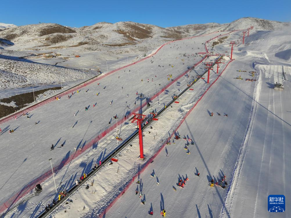 全民健身——滑雪场上过“雪假”
