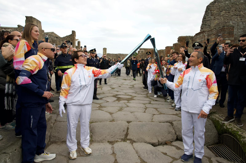 追光丨冬奥脚步临近 圣火映照中国面孔