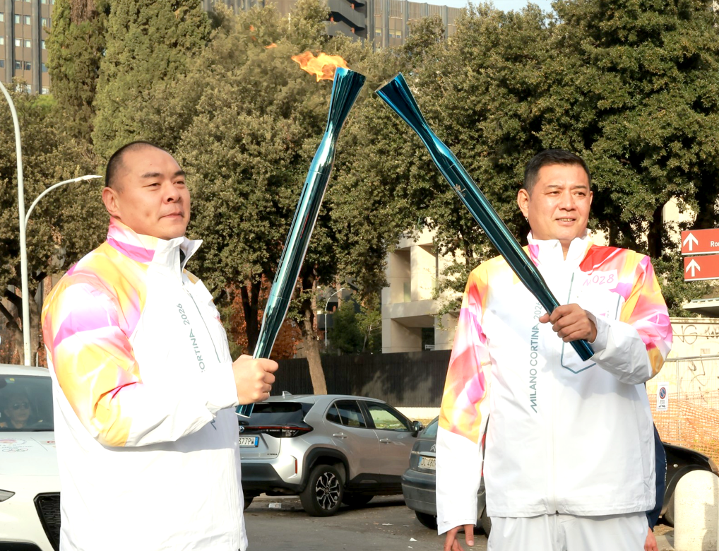 追光丨冬奥脚步临近 圣火映照中国面孔